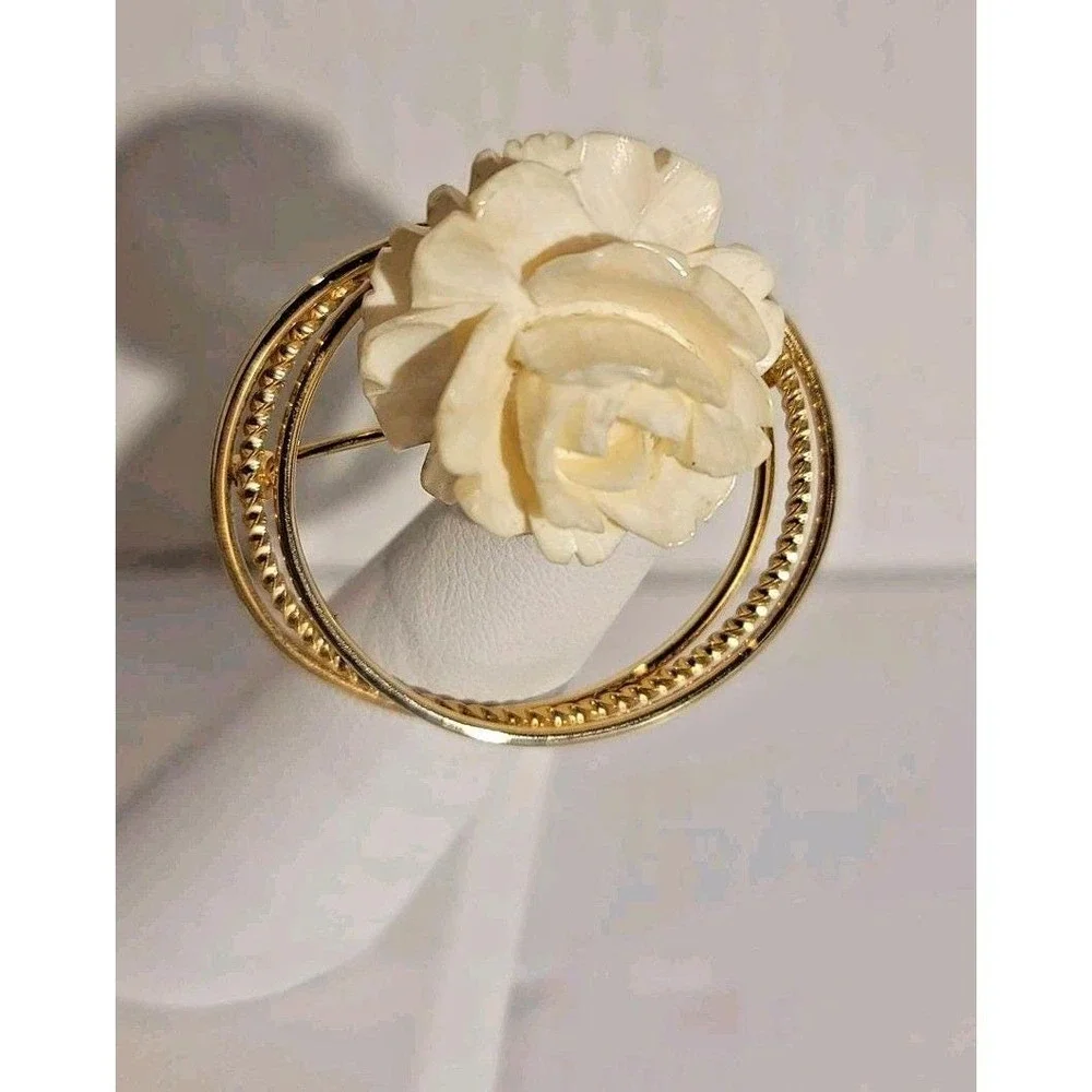 Burt Cassell White Resin Rose Flower Brooch Gold Tone 1/20 12KT Womens Floral‎